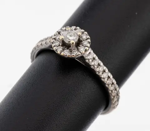 18 kt gouden diamanten ring, WG 750/000, 30 diamanten totaal ca. 0.34 ct wit/si-p, maat 52,