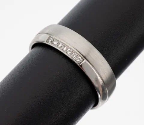 Platina diamant ring, Pt 600/000, satijn en gepolijst, 7 diamanten totaal ca. 0,07 ct fijn