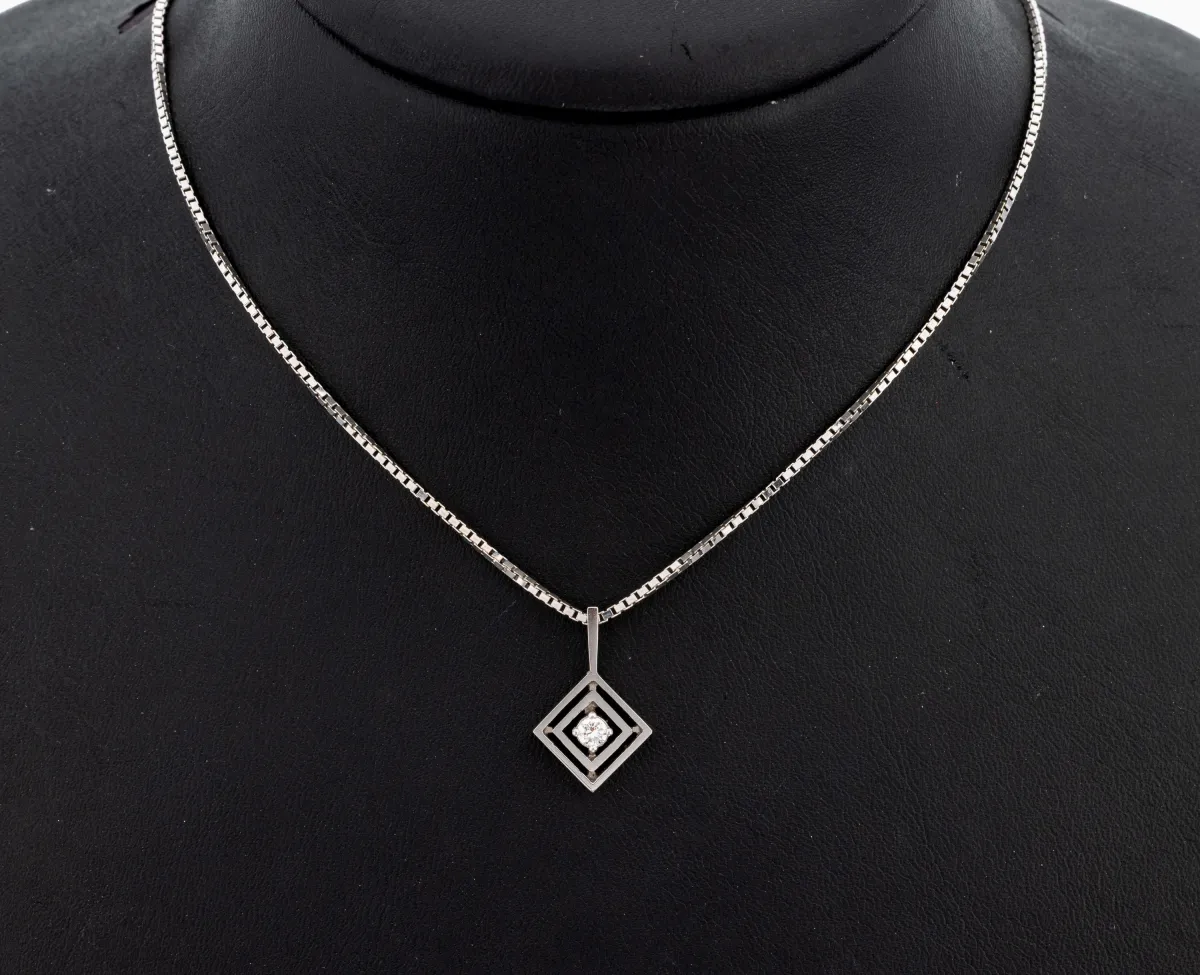 18 kt gold diamond pendant, white gold 750/000, square openwork, raised setting
