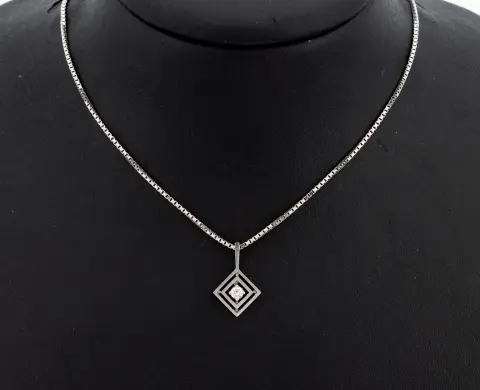 Pendentif diamant en or 18 ct, or blanc 750/000, carré ajouré, serti en relief