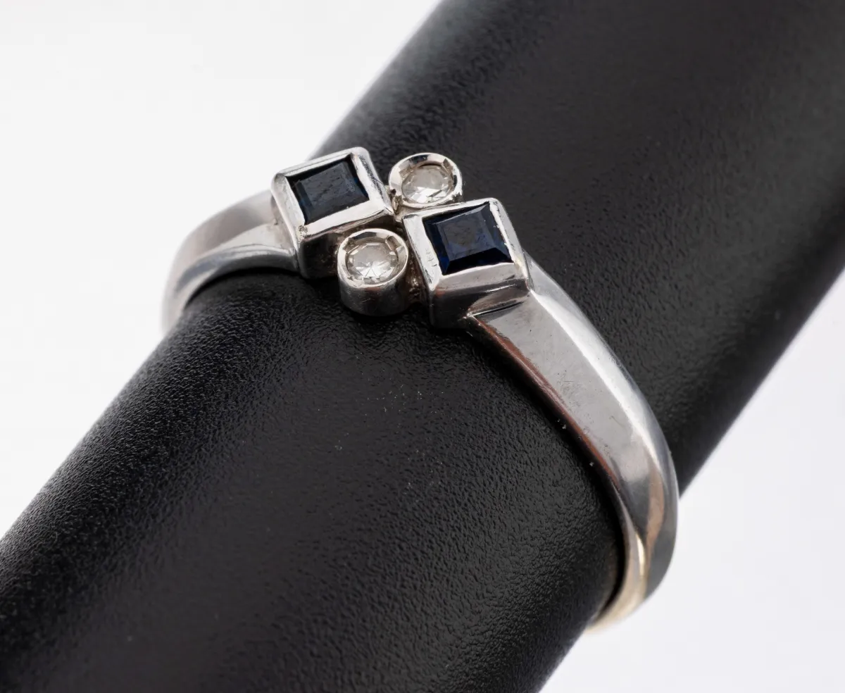 Bague saphir-diamant en or 14 ct, or blanc 585/000, design géométrique, 2 petits carrés saphir