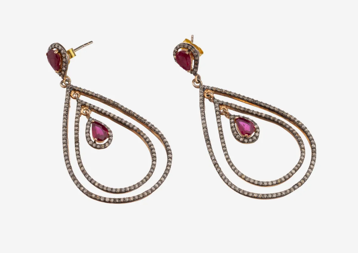Paire de boucles d'oreilles rubis-diamant, argent noirci et doré, pendentifs en forme de goutte