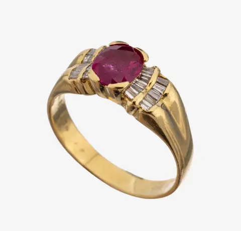 Bague or 18 ct rubis-diamant, or 750/000, rubis ovale facetté serti en relief au centre