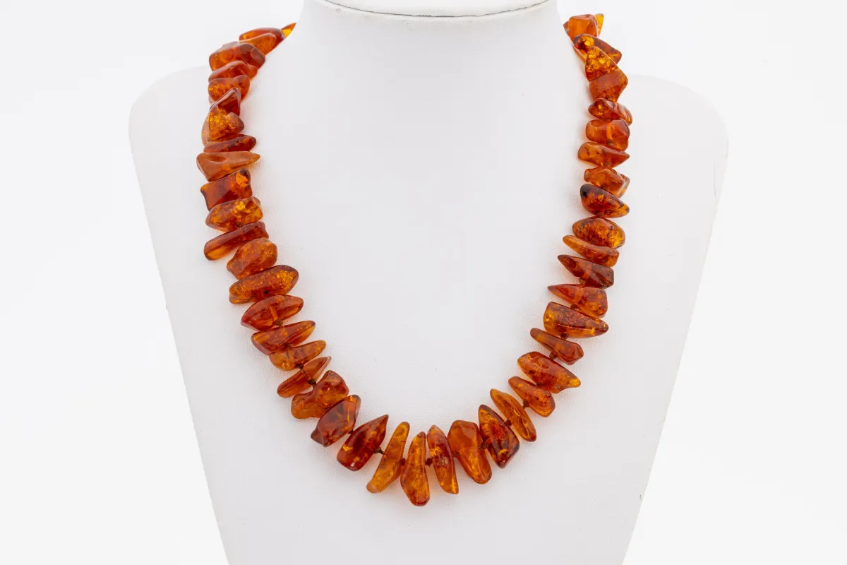 Collier en ambre, ambre de tailles et formes diverses, noué individuellement, L. env.