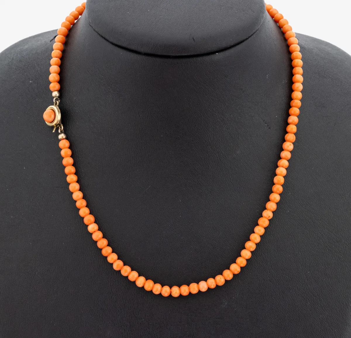 Collier de corail avec fermoir en or 14 kt, or jaune 585/000, boules de corail peau d'ange, D. env.