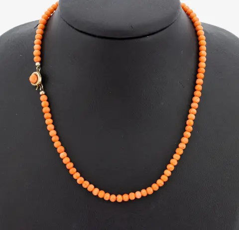 Koraal collier met 14 kt gouden sluiting, geelgoud 585/000, engelhuid koraal kralen, D. ca.