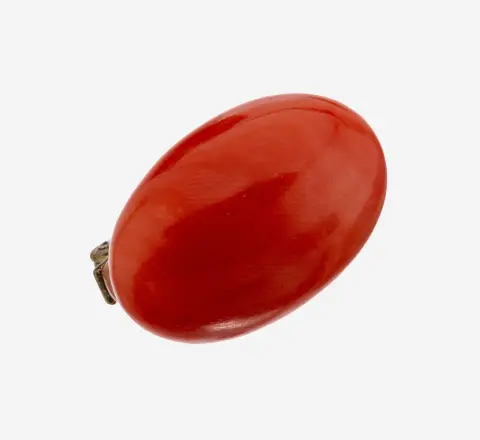 Koralen broche, grote ovale koralen cabochon, metalen broche, lijmsporen achterop,