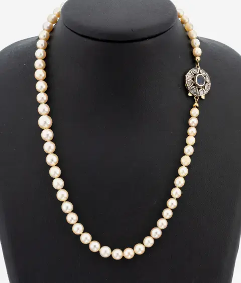 Parelsnoer met 14 kt goud saffier-diamant sluiting, GG/WG 585/000, Akoya gekweekte parels