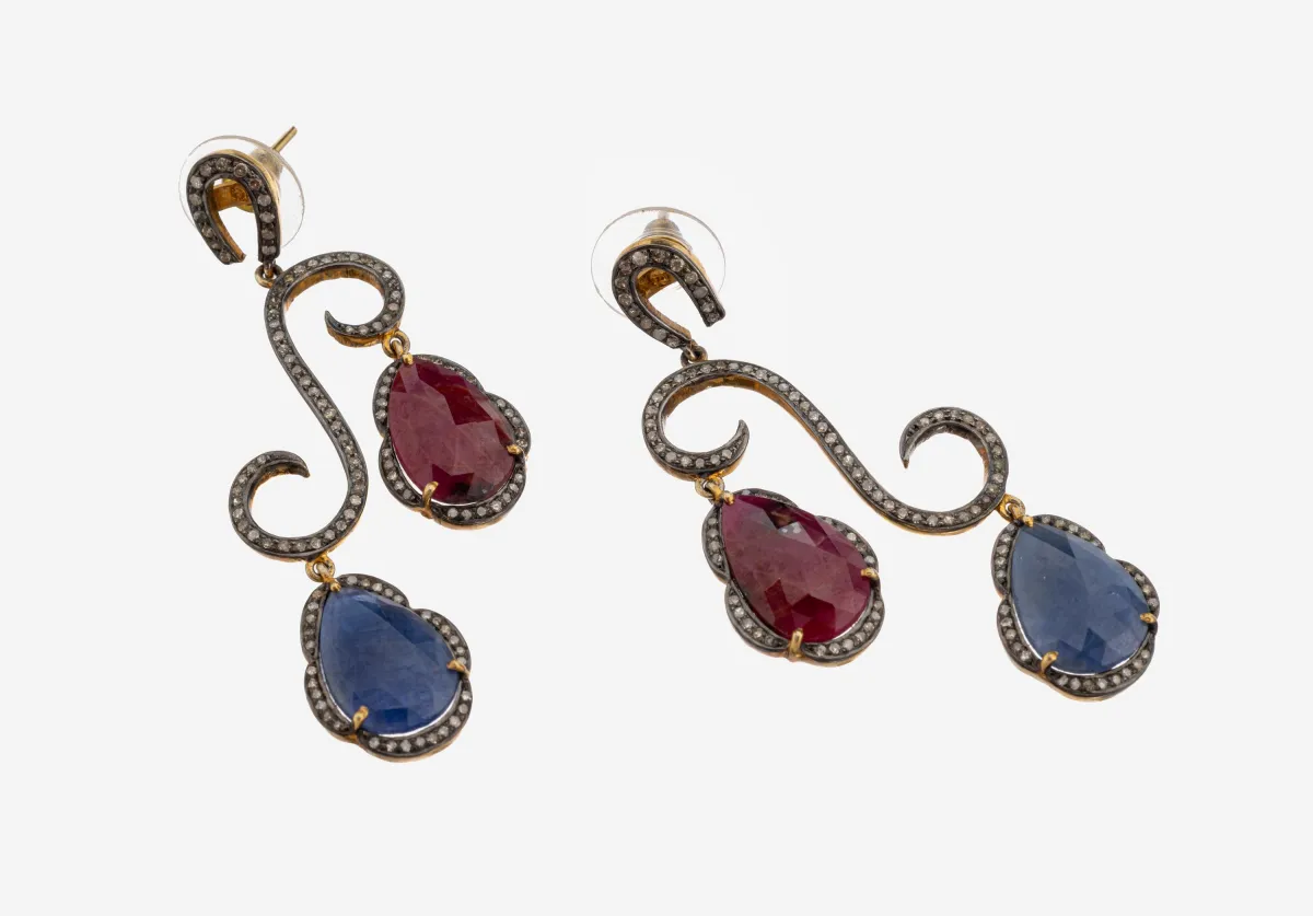 Paire de boucles d'oreilles saphir-rubis-diamant, argent noirci et doré, courbé avec éléments mobiles