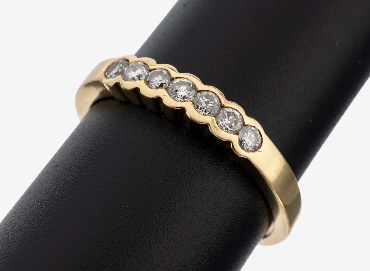 Bague diamant or 14 ct, or jaune 585/000, design épuré, 7 diamants total env. 0.35 ct