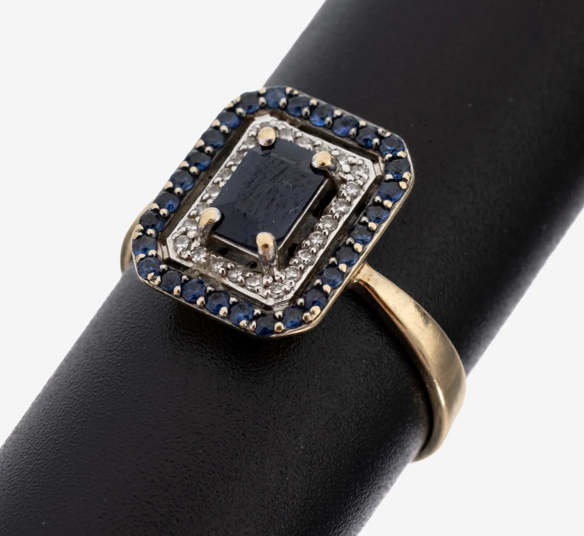 18 kt Gold Saphir-Diamant-Ring, GG 750/000, mittig erhaben gefasster Saphir im Emerald