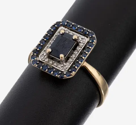 Bague saphir-diamant or 18 ct, or jaune 750/000, saphir serti en relief au centre dans un entourage émeraude