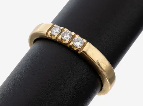 Bague brillant or 14 ct, or jaune 585/000, 3 brillants tot. env. 0.15 ct blanc/si, taille 59