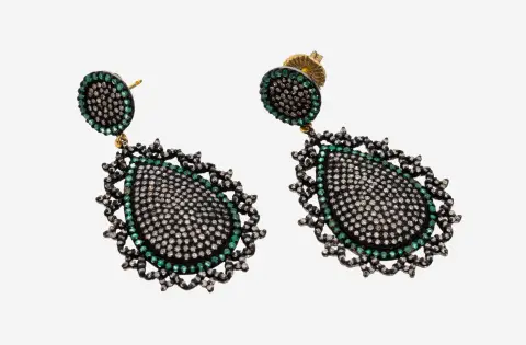 Paire de puces d'oreilles diamant-émeraude, argent noirci et doré, somptueuses, env. 600 8/8