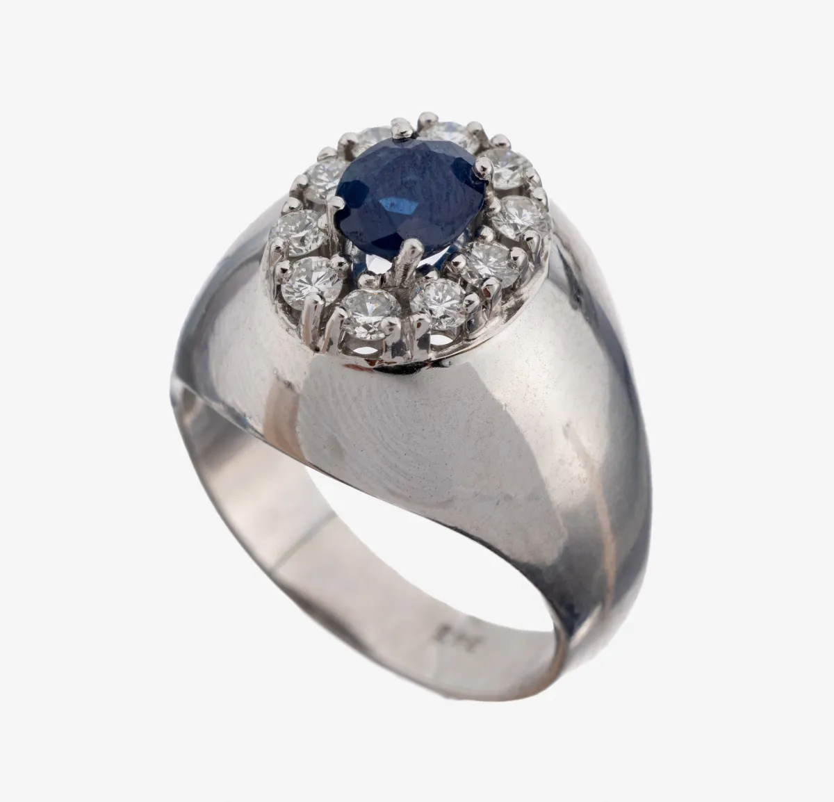 14 kt goud saffier-briljant ring, witgoud 585/000, centraal verhoogd gezet ovaal gefacetteerd