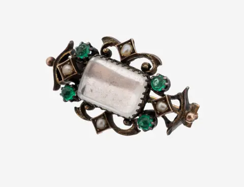 Broche pierre de couleur-perle, vers 1900, argent poinçonné, au centre cabochon de pierre de lune coussin, 4