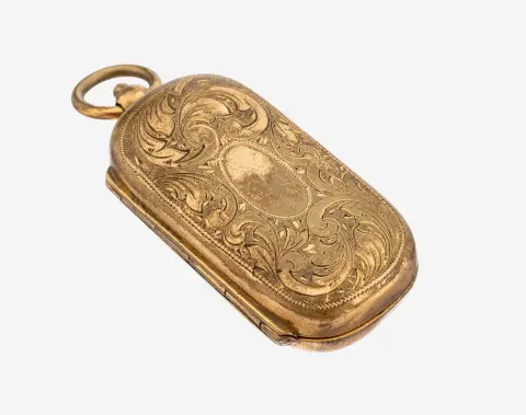 Étui à monnaie, vers 1900, métal doré, forme ovale, décor rococo, intérieur compartiments pour 2