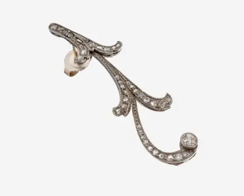 Boucle d'oreille diamant en or 14 kt, vers 1930, or gris 585/000 poinçonné, forme courbe