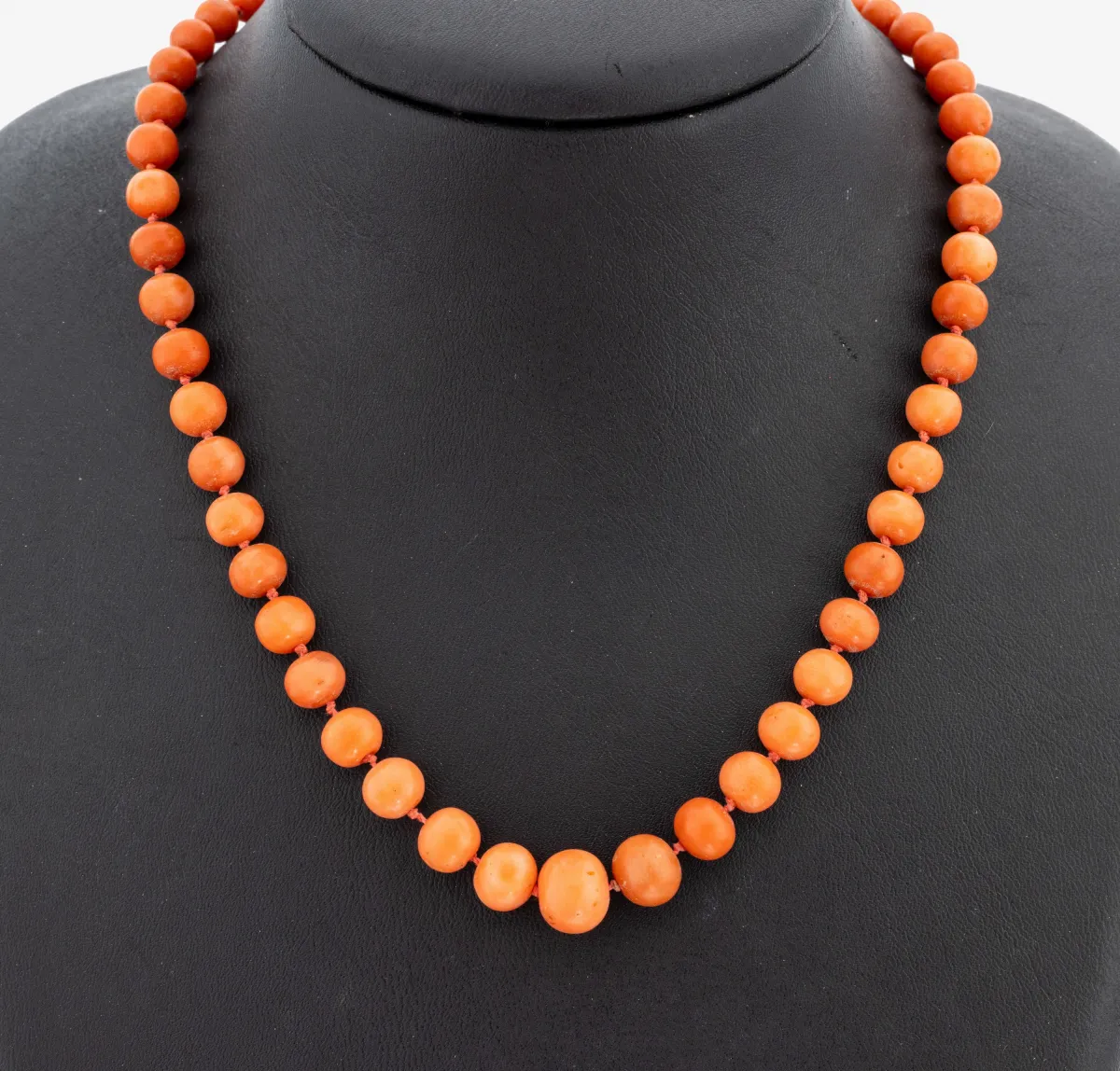 Collier corail, Italie, vers 1900, boules de corail dégradées, D. env. 4.6-10.4 mm,
