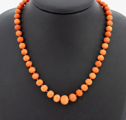 Collier corail, Italie, vers 1900, boules de corail dégradées, D. env. 4.6-10.4 mm,