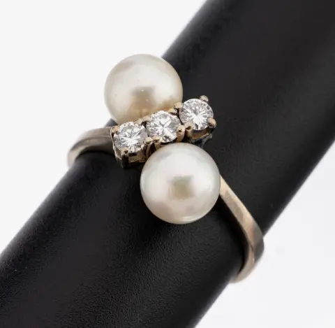 Bague perle et diamant en or 14 kt, or gris 585/000, 2 perles de culture, D. env. 7,4 mm, au centre 3