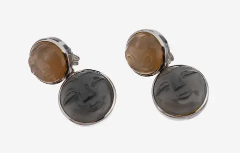 Paire de boucles d'oreilles clou en or 14 kt avec pierre de lune, or blanc 585/000, pierre de lune grise et brun clair en