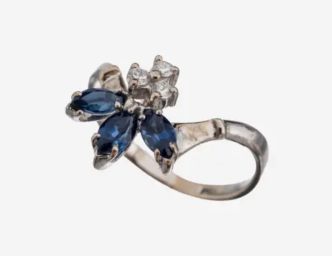 Bague saphir-diamant en or 18 kt, or blanc 750/000, 3 navettes saphir total env. 0.30 ct, 3