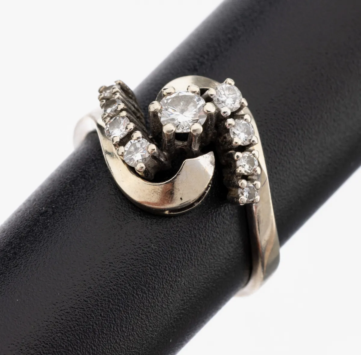 14 kt Gold Brillant-Ring, WG 585/000, geschwungenes Design, 9 Brillanten zus. ca. 0.42