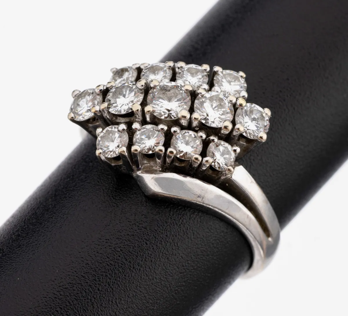 Bague solitaire or 14 kt, or blanc 585/000, 13 diamants env. 1,10 ct (grav.) blanc/si,