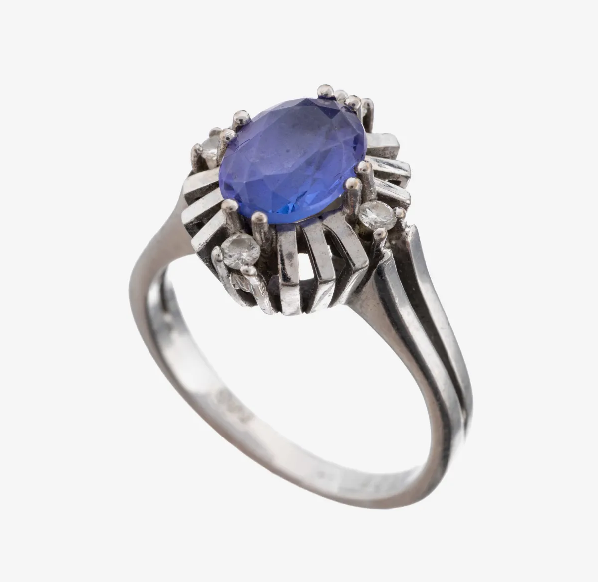 14 kt Gold Tansanit-Brillant-Ring, WG 585/000, mittig ovalfacett. Tansanit ca. 1.0 ct,