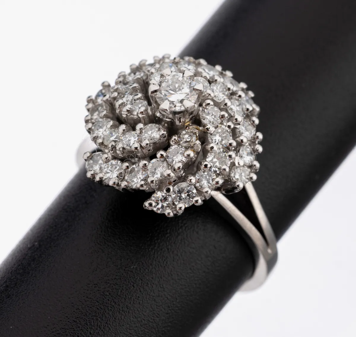 18 kt Gold Brillant-Ring, WG 750/000, mittig ein Brillant ca. 0.15 ct Weiß/si, 36