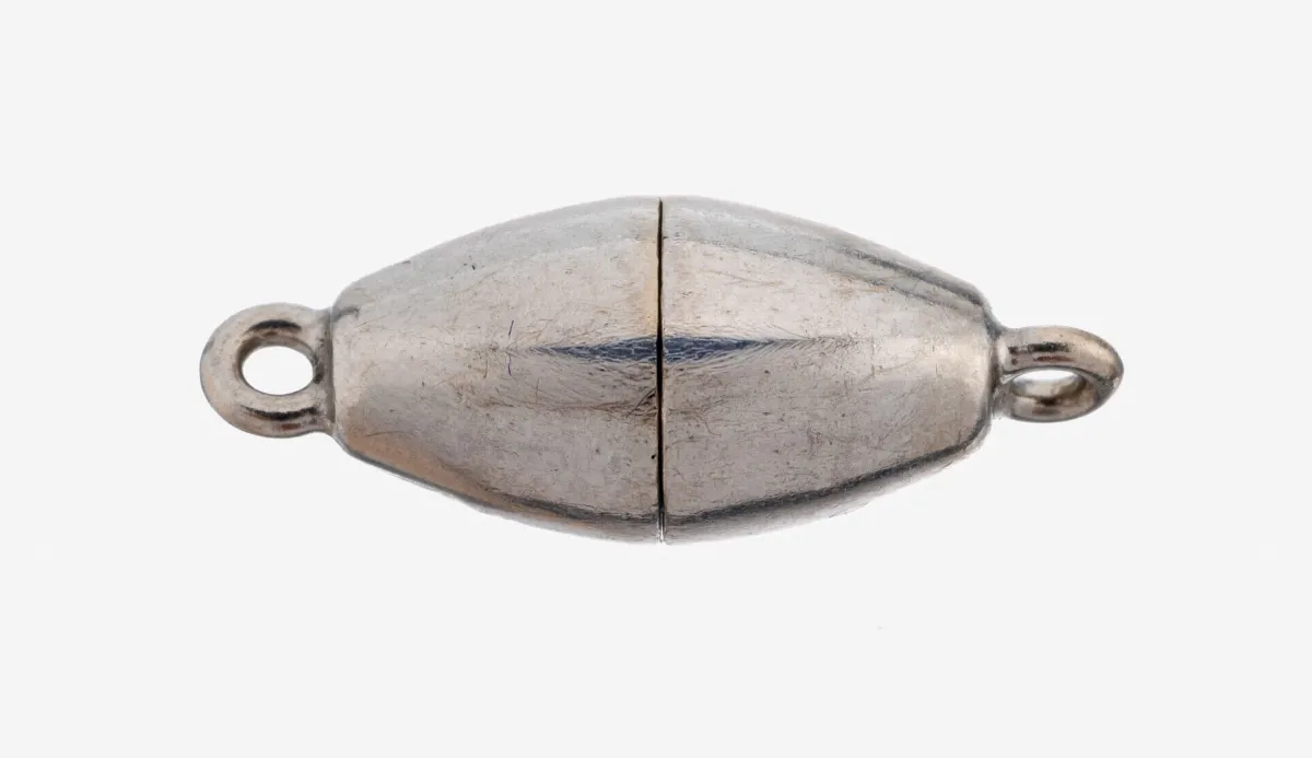Fermoir magnétique en or 18 ct, or blanc 750/000, forme olive, env. 2,1 g Estimation : 480,- EUR
