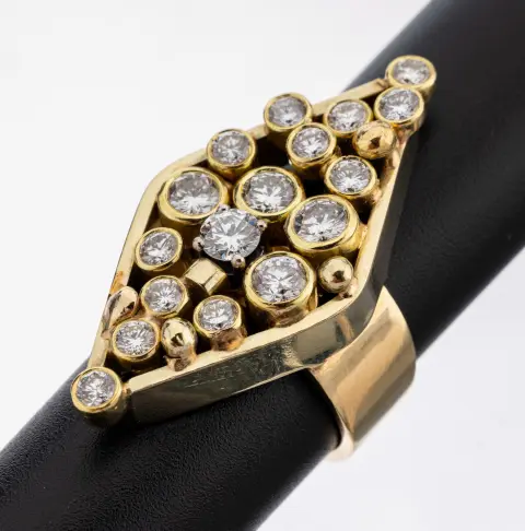 14 kt gouden briljantring, geelgoud 585/000, navette ringkop, 17 afzonderlijk gezette