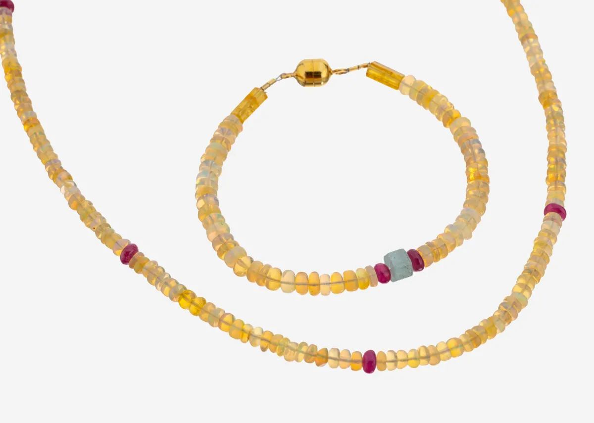 Parure en opale, composée de : collier et bracelet, boules et rondelles d'opale de