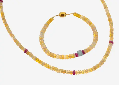 Opalen sieraadset, bestaande uit: collier en armband, opalen bollen en rondellen van