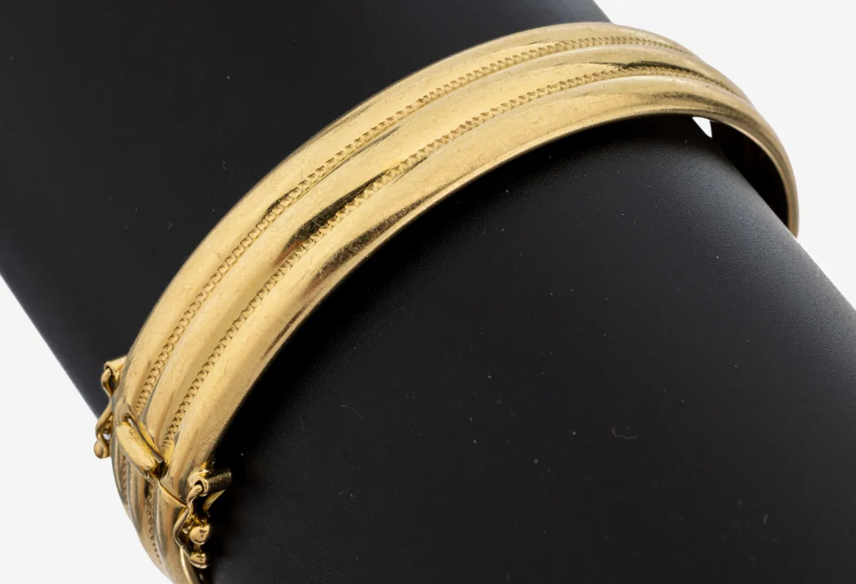 18 kt Gold Armreif, GG 750/000, Rillendekor, B. ca. 12 mm, ca. 6.2 x 5.8 cm,
