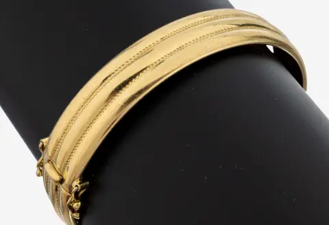 18 kt gouden armband, 750/000, groefdecoratie, br. ca. 12 mm, ca. 6,2 x 5,8 cm,
