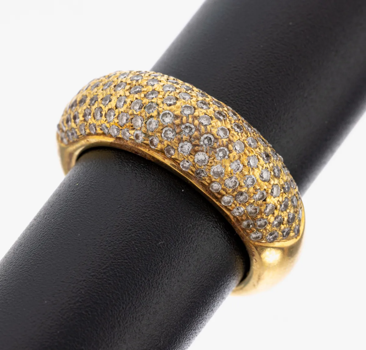 18 kt gold diamond ring, 750/000, 136 diamonds total approx. 0.68 ct white/si-p1, RW