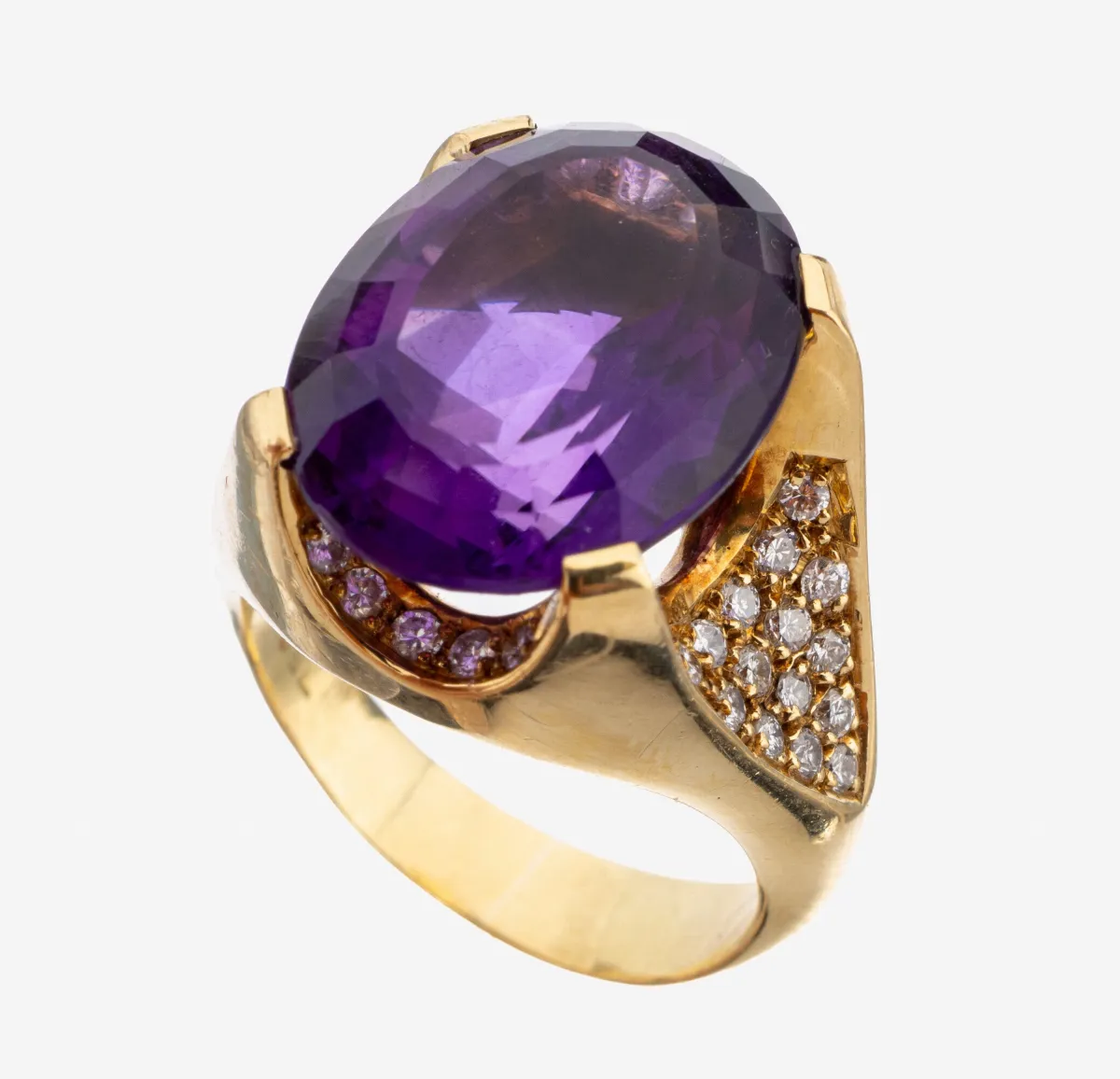 18 kt Gold Amethyst-Brillant-Ring, GG 750/000, ovalfacett. Amethyst ca. 12.0 ct,