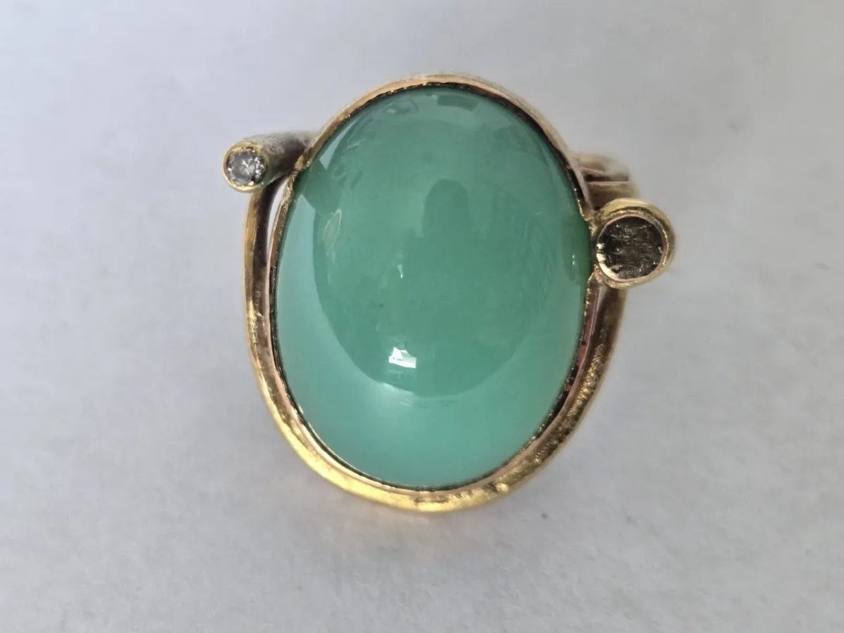 Ring mit Chrysopras-Cabochon + Brillant (750/000 Gold)