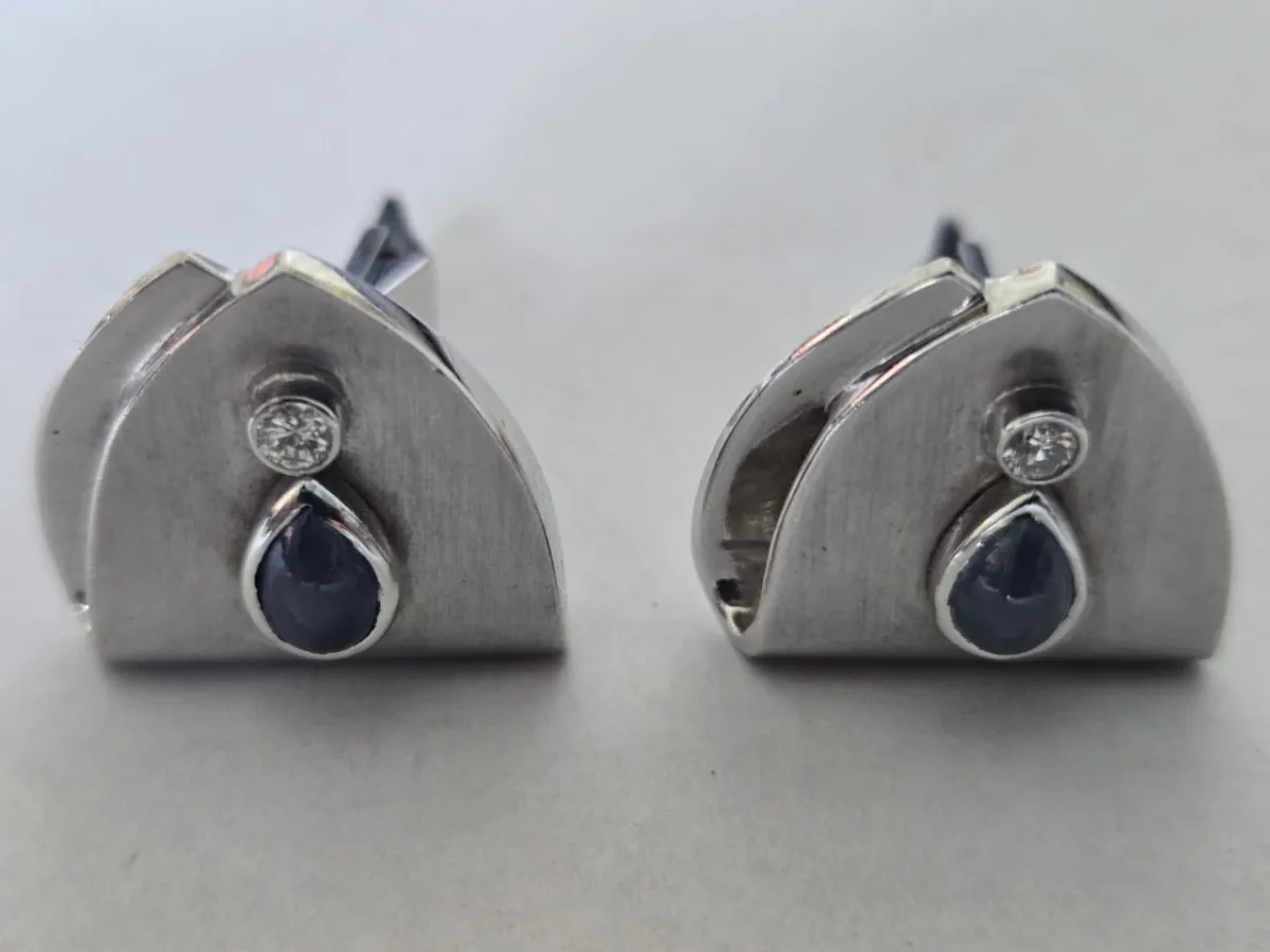 Paar manchetknopen (14K goud, saffier + diamanten)