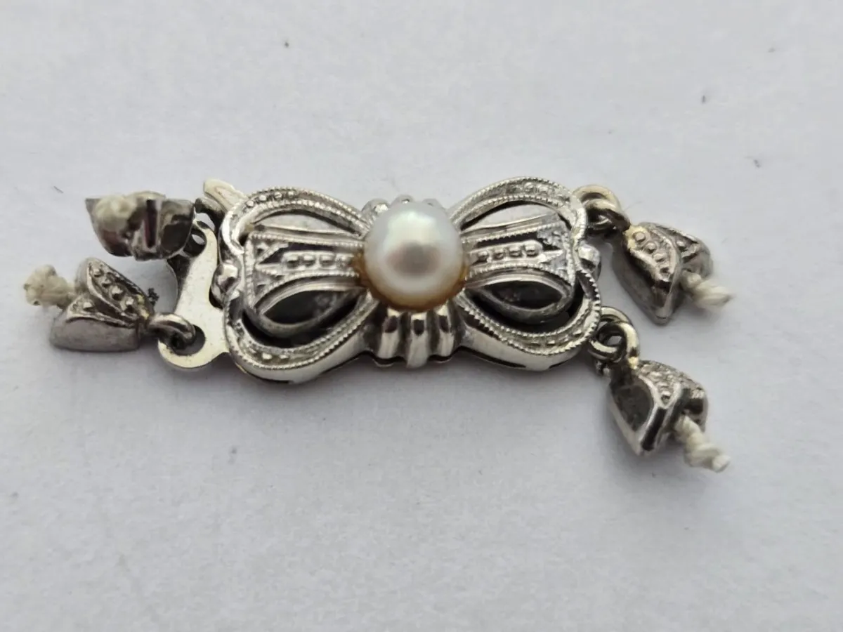 Brosche (585/000 Silber) mit einer Perle