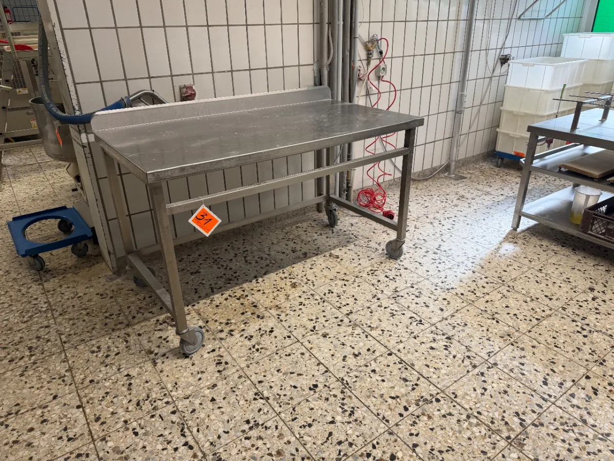 Stainless steel work table (dimensions: 150 x 80 x 90 cm)