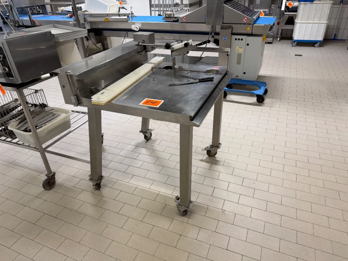 Cake slicer (cake cutting device)