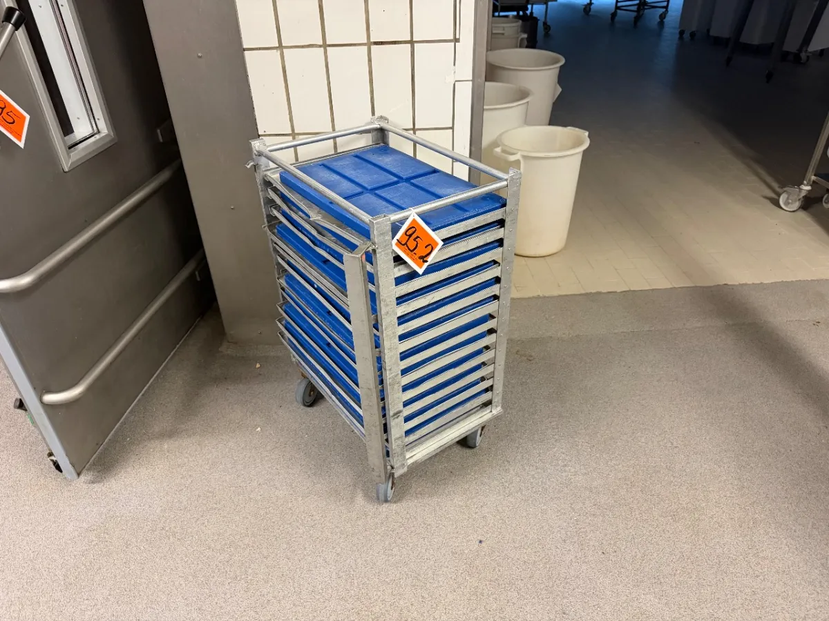 Transport trolley (with 13 ice packs)