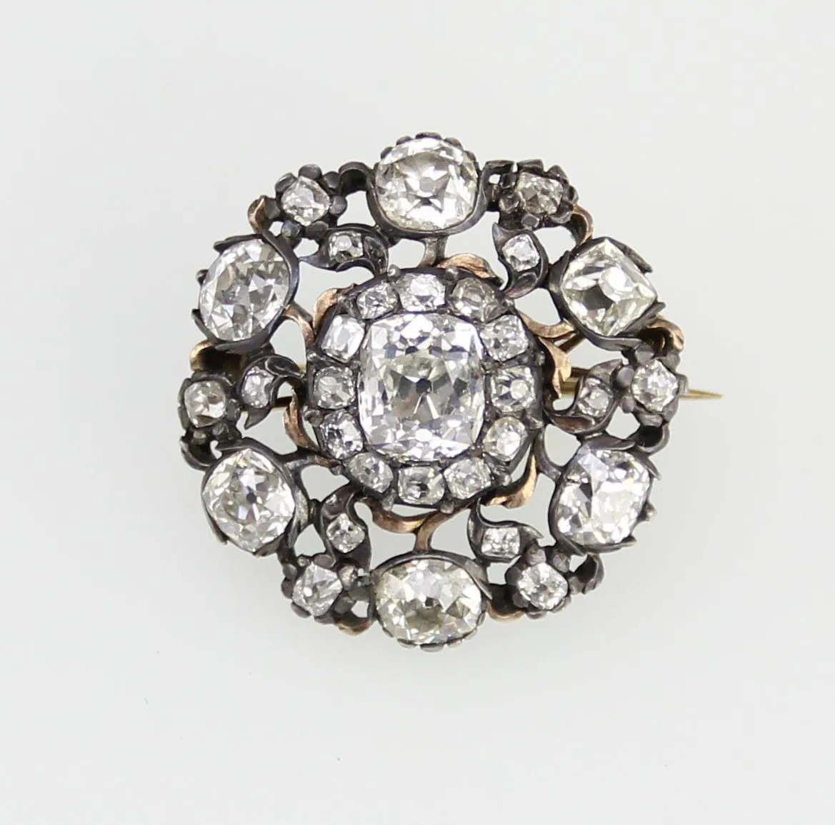 Baroque – Broche diamant – Argent doré et or, sertie de sept diamants taille ancienne de très bonne qualité jusqu'à 8,5 x 7 mm et de 24 petits diamants taille ancienne, Allemagne ou France milieu du 18e siècle