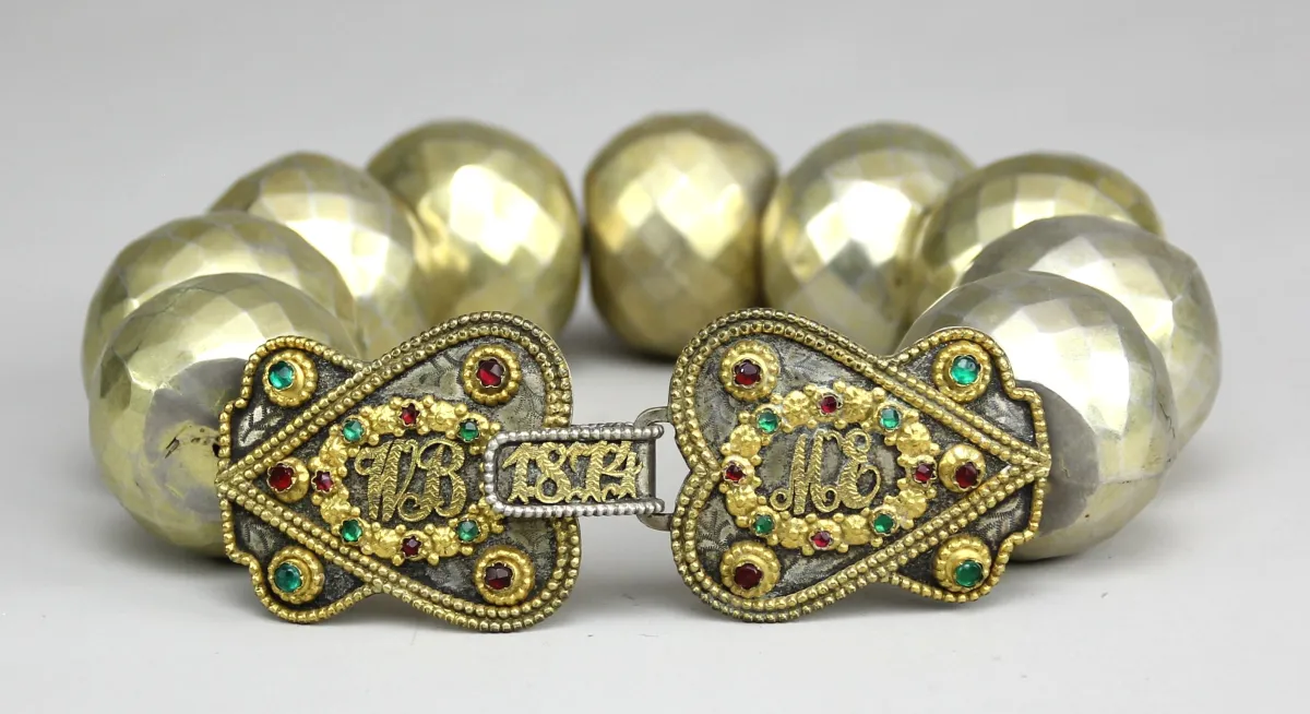Schaumburger necklace – silver repoussé, embossed, engraved and gilded, two-part jewellery clasp, chain of nine large all-round faceted and gilded silver balls