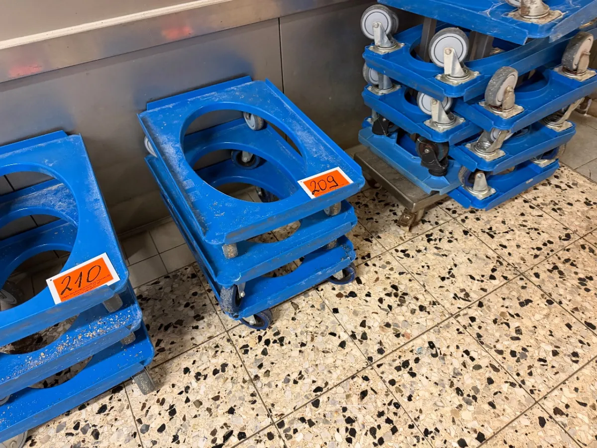 Posten fahrbare Untergestelle (3 Stück)