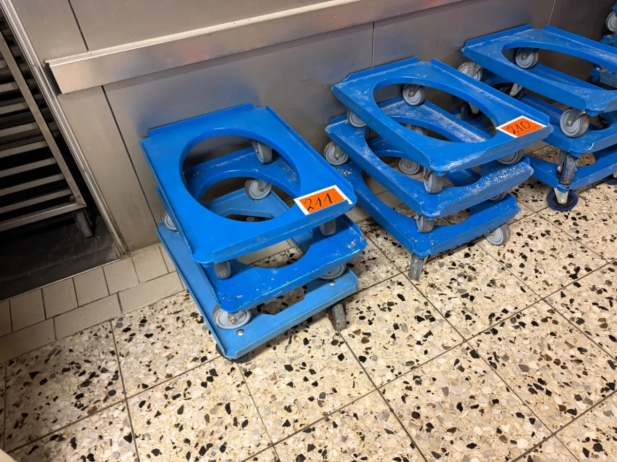 Posten fahrbare Untergestelle (3 Stück)