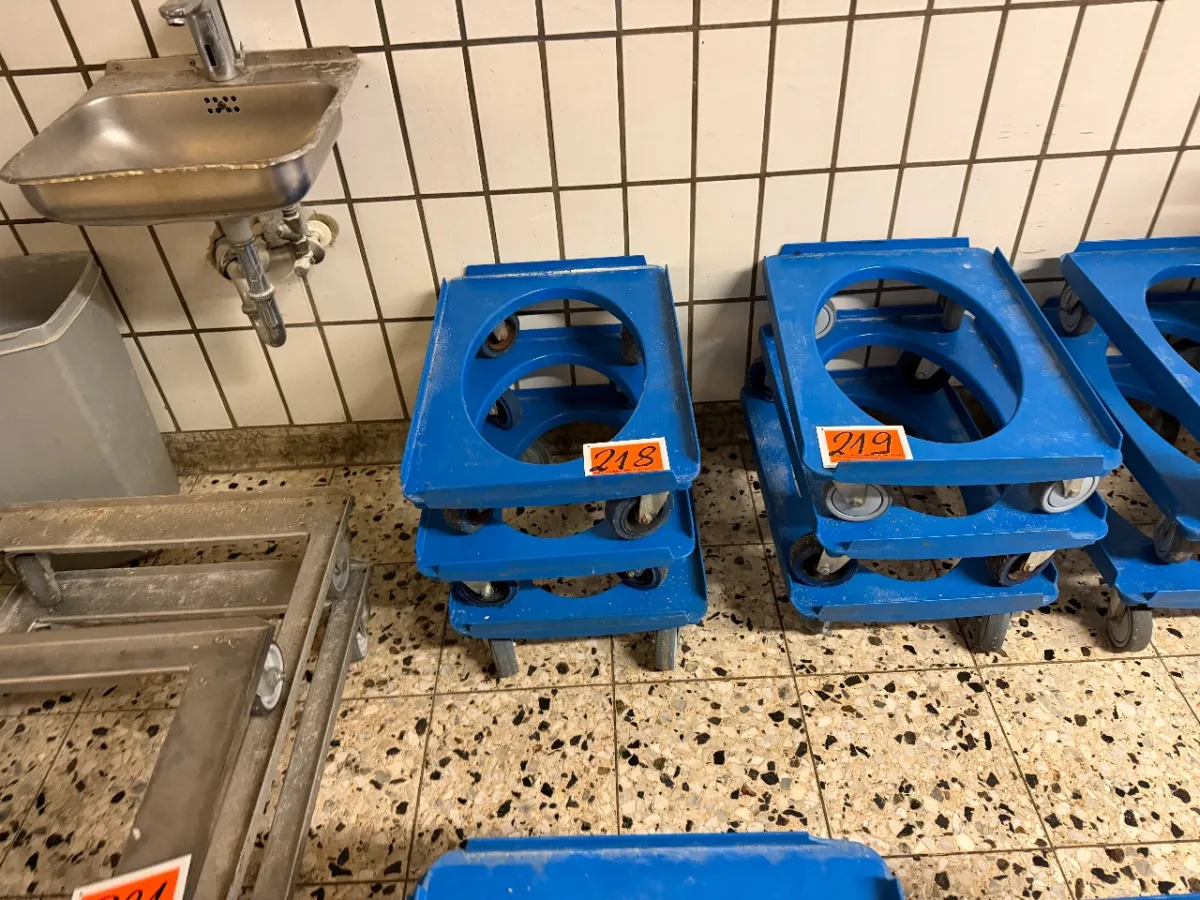 Posten fahrbare Untergestelle (3 Stück)